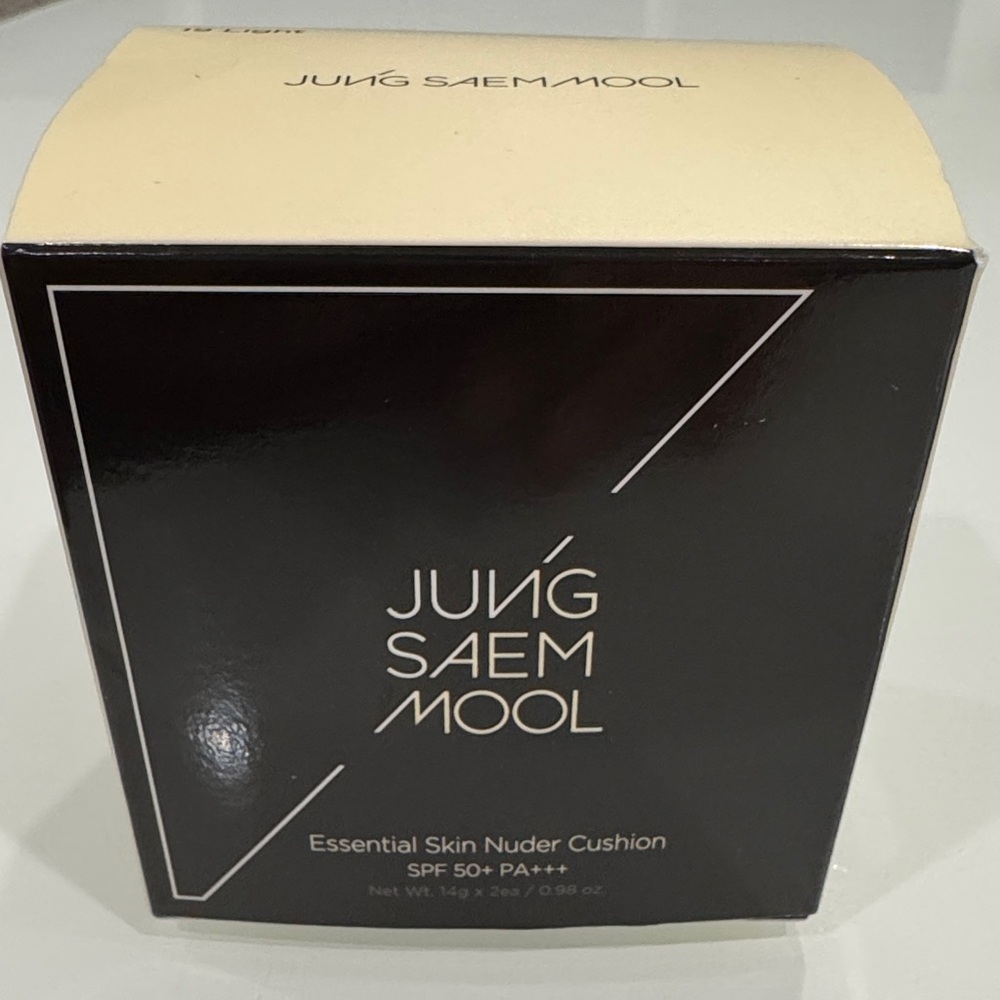 Brand new Jung Seam Mool essential skin nuder cushion spf 50+ 
Color 19 Light
